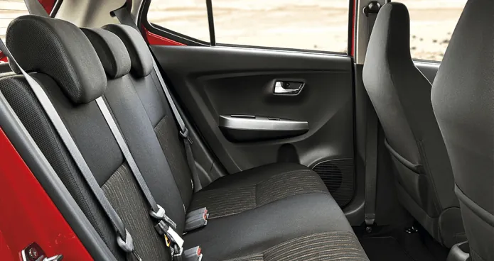 Banquette arrière d'une Toyota Agya rouge, portière ouverte