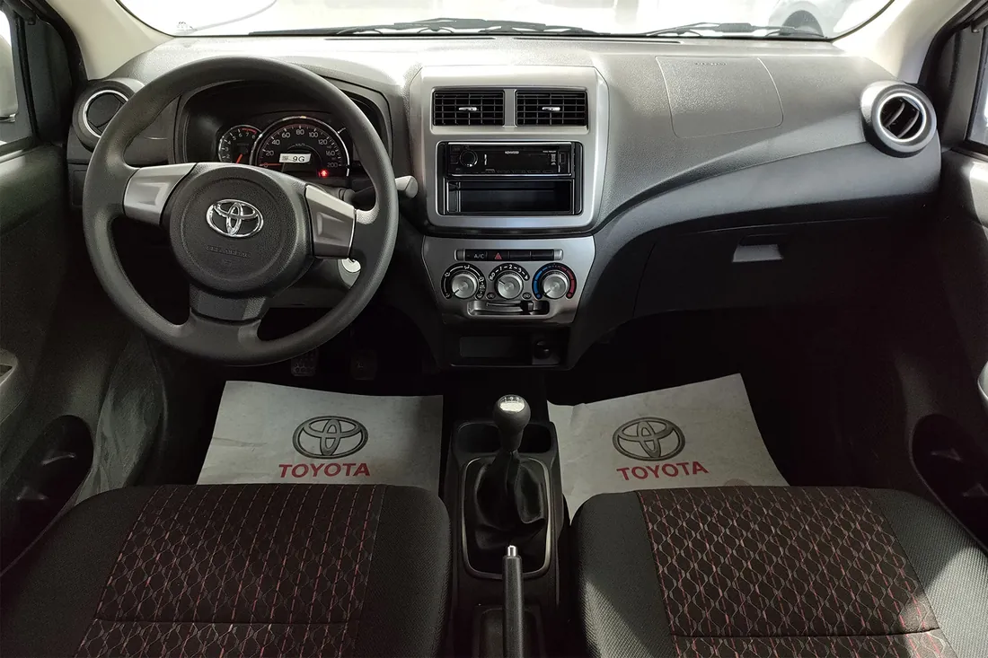 Tableau de bord et sièges avant d'une Toyota Agya à boîte automatique